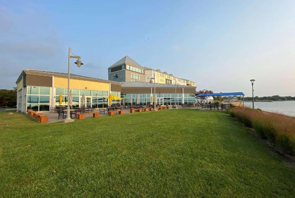 41 Lakefront Hotel, Trademark Collection By Wyndham image