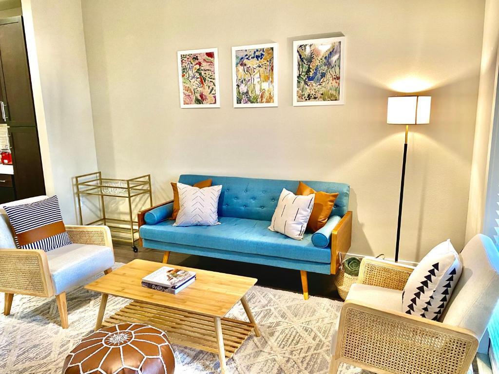 Pristine Apt-King Bed-Access to 3 Las Vegas Pools! image