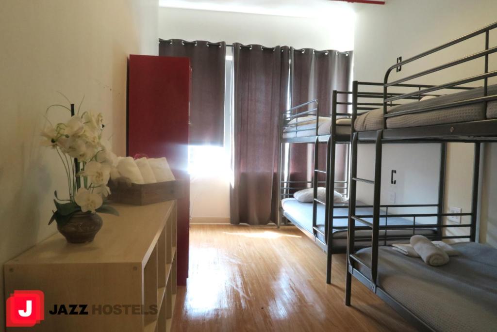 Номер (Кровать в общем 6-местном номере для мужчин и женщин), Jazz on Columbus Circle Hostel