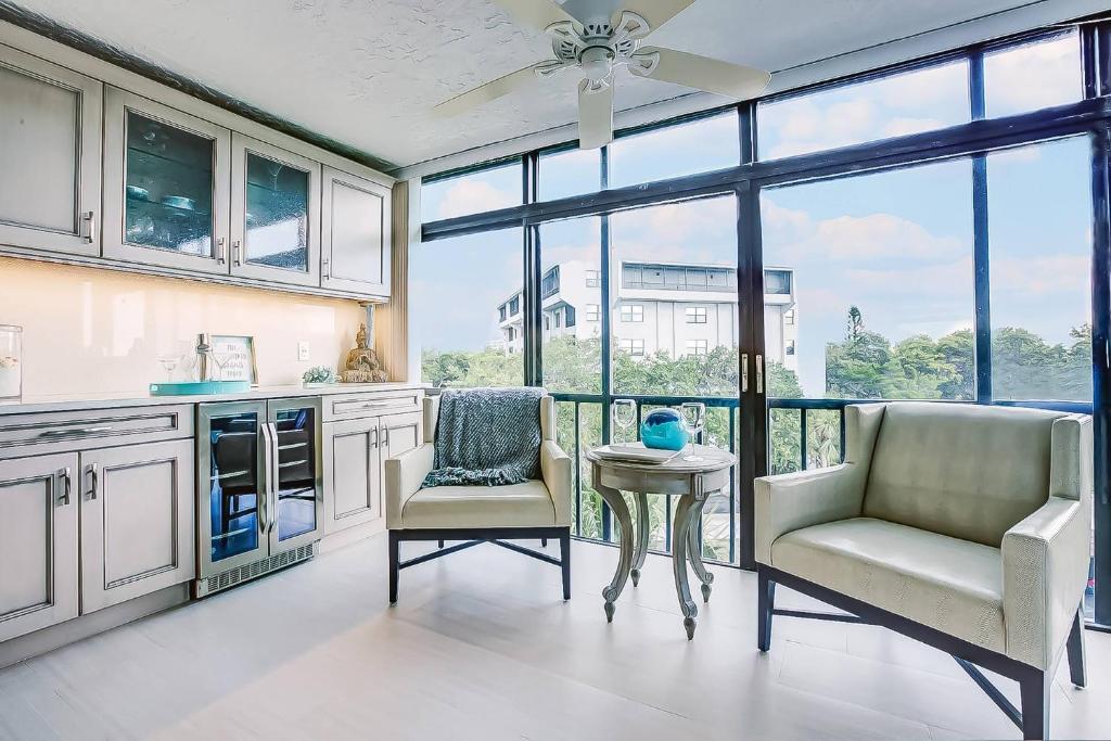 Harbor Towers, 4th Floor, Modern with Den photo 1