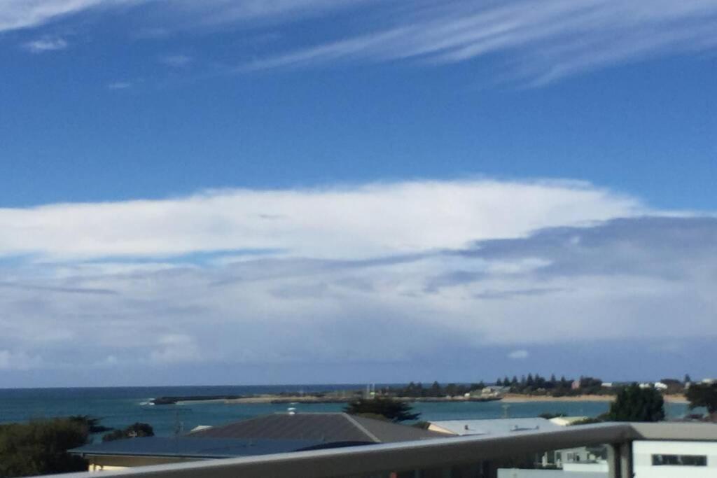Ocean Loft - Oceanview ~Pet Friendly ~ Free Wifi photo 4