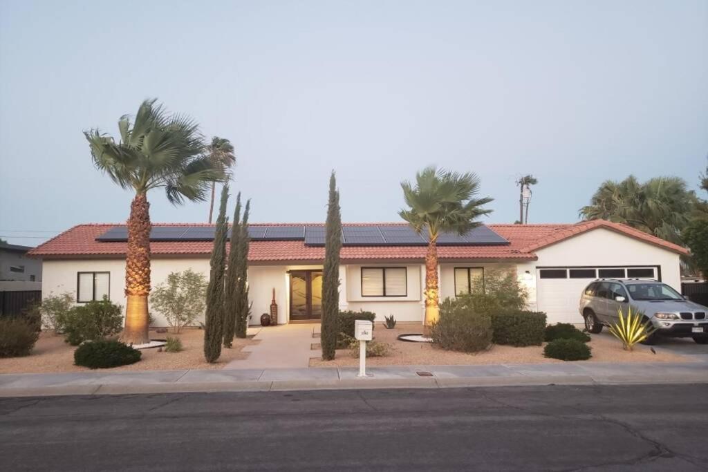 Beautiful Palm Springs Home large private yard image