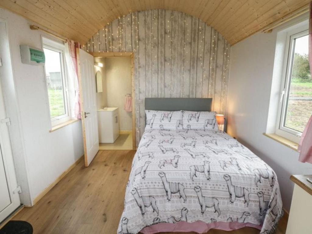 The Beautiful Lazy Llama Shepherd Hut Farm Stay photo 3