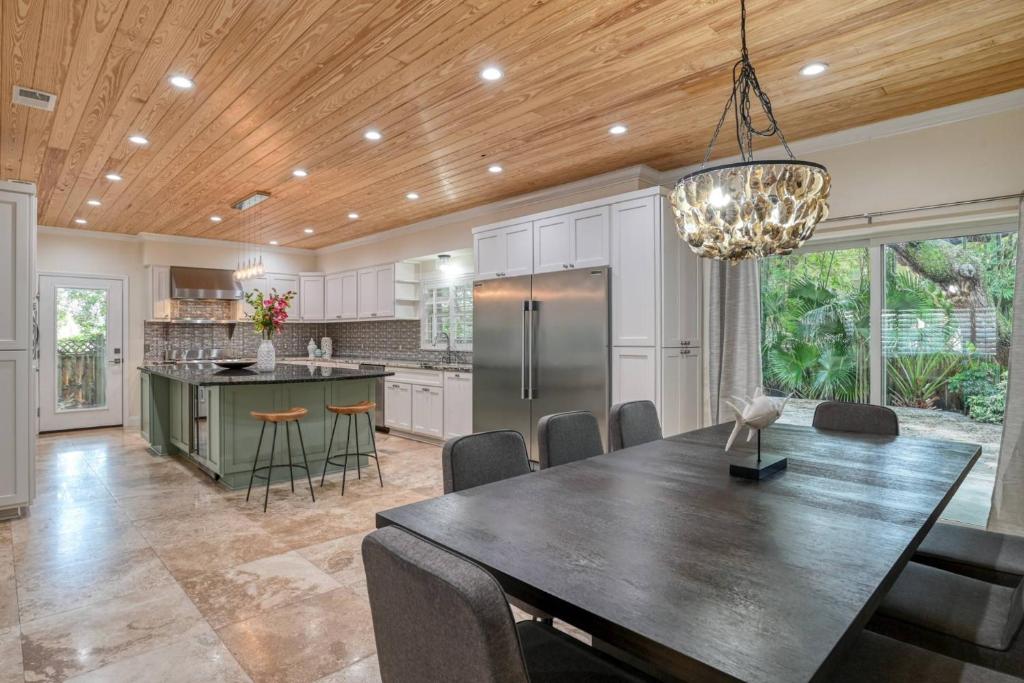 Golden Mile Beach Retreat image