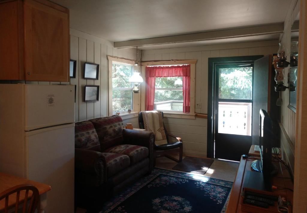 Mountainside Chalet - Tiny Home photo 4