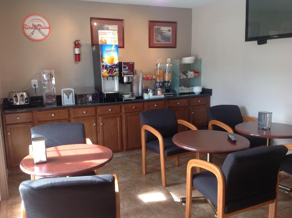 Canadas Best Value Inn & Suites-Vernon photo 1