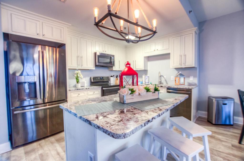 BRAND NEW! Laketown Wharf 633! Amazing 3 BD, Great Location, And Awesome Amenities!