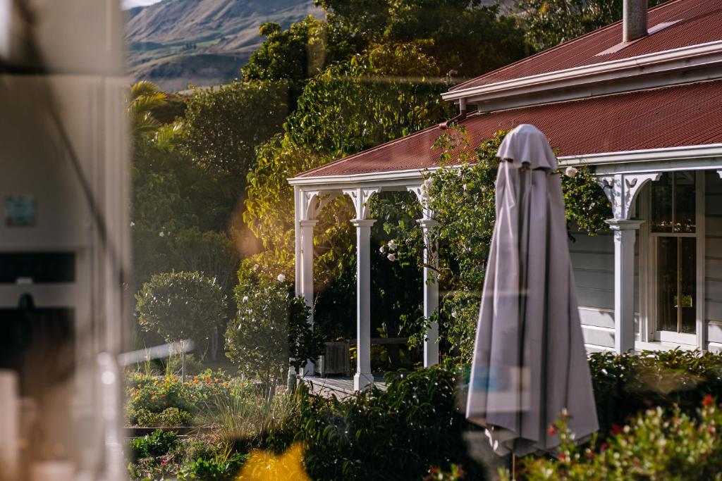 Cape South Cottage - International award-winning country cottage with Pacific views