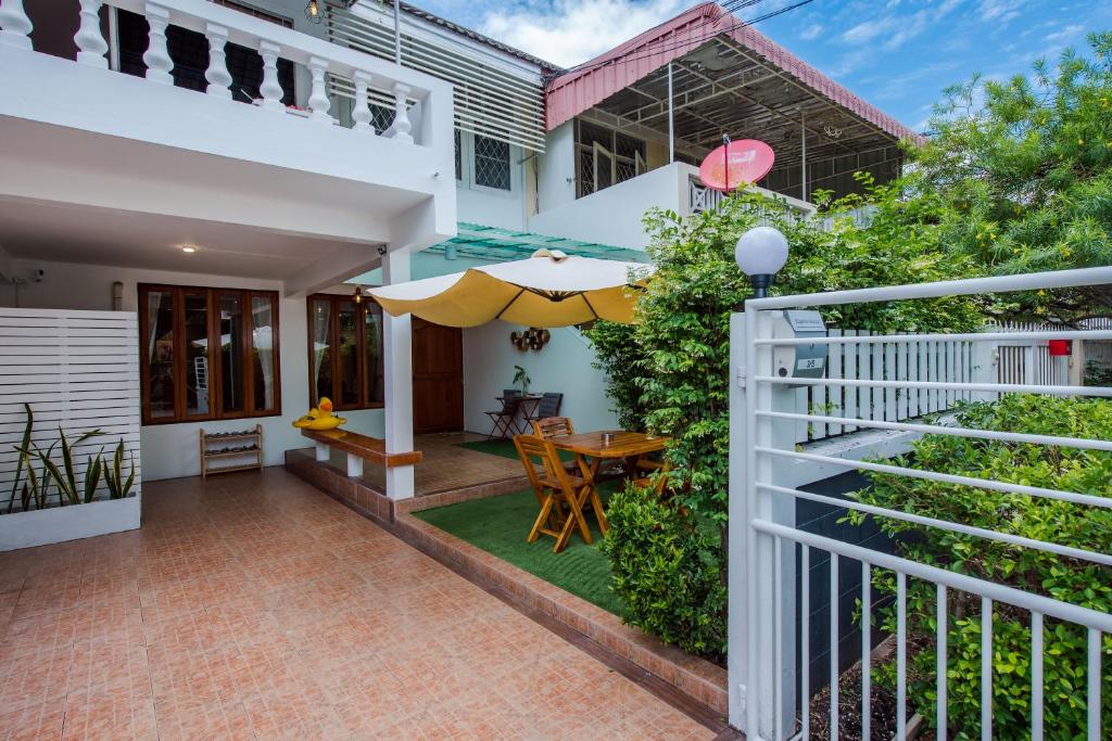 White beach house Hua hin 20 second to the beach, Cha-Am