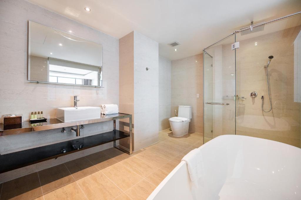 Сьюит (Corner Suite King Bed with Balcony), Отель Mermaid