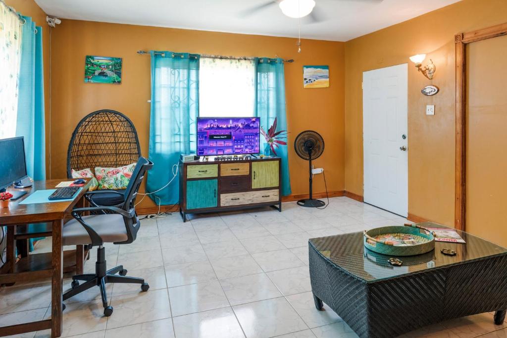 YanceyLargoEstate 2BR Villa with Mountain Views photo 4