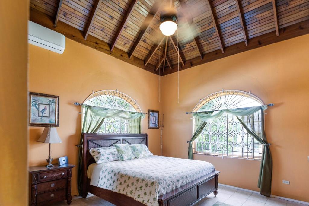 YanceyLargoEstate 2BR Villa with Mountain Views photo 3