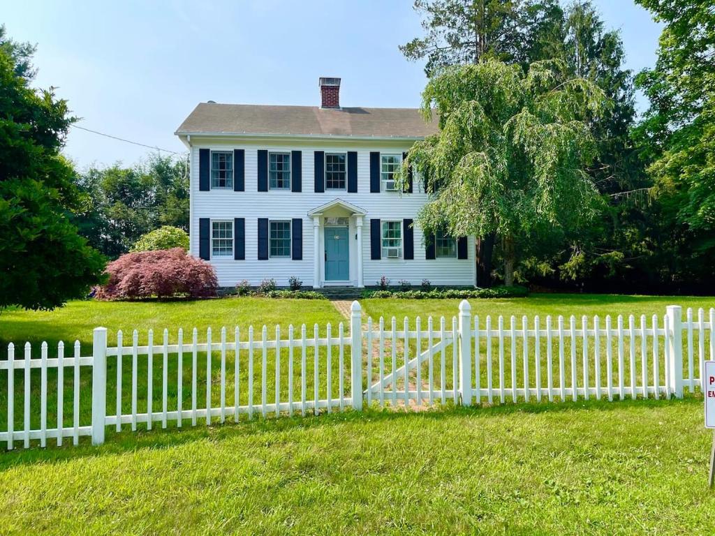 1860's Colonial House Near Downtown and Beaches! image