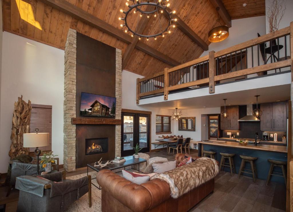 Slice of Heaven just steps from Lake Estes! Indoor Outdoor Fireplace and Jacuzzi image