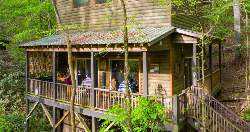 The TreeHouse - Rocking Chair Deck with Hot Tub below, Walking Distance to Downtown Helen, Sleeps 5 photo 3