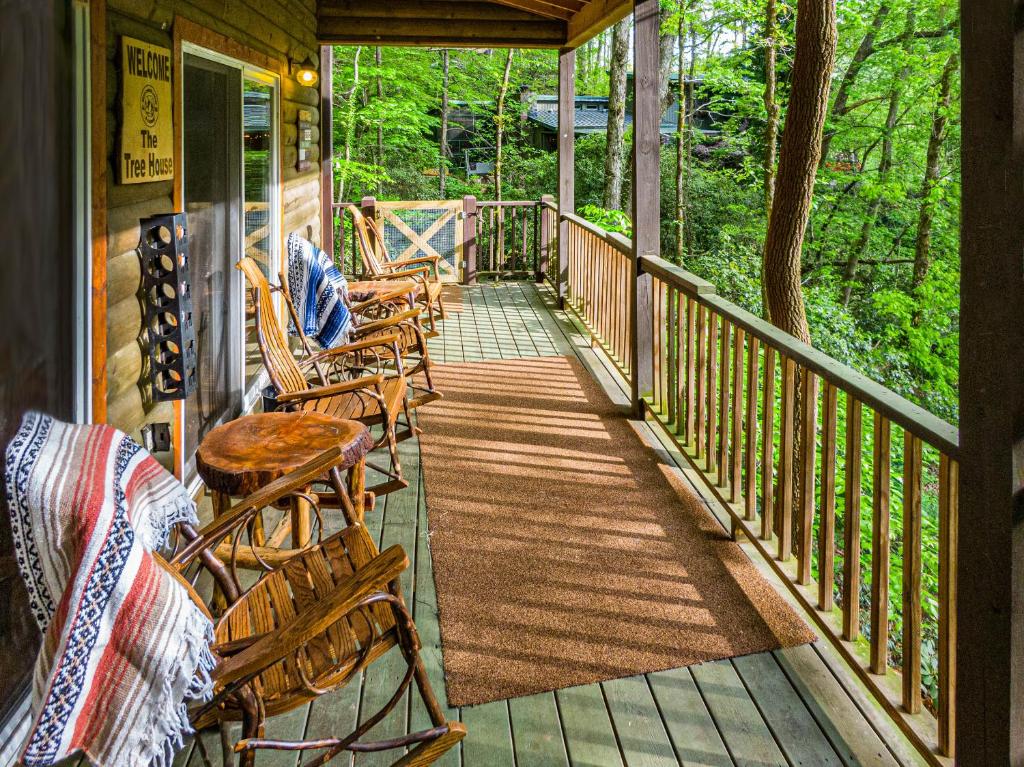 The TreeHouse - Rocking Chair Deck with Hot Tub below, Walking Distance to Downtown Helen, Sleeps 5 photo 4