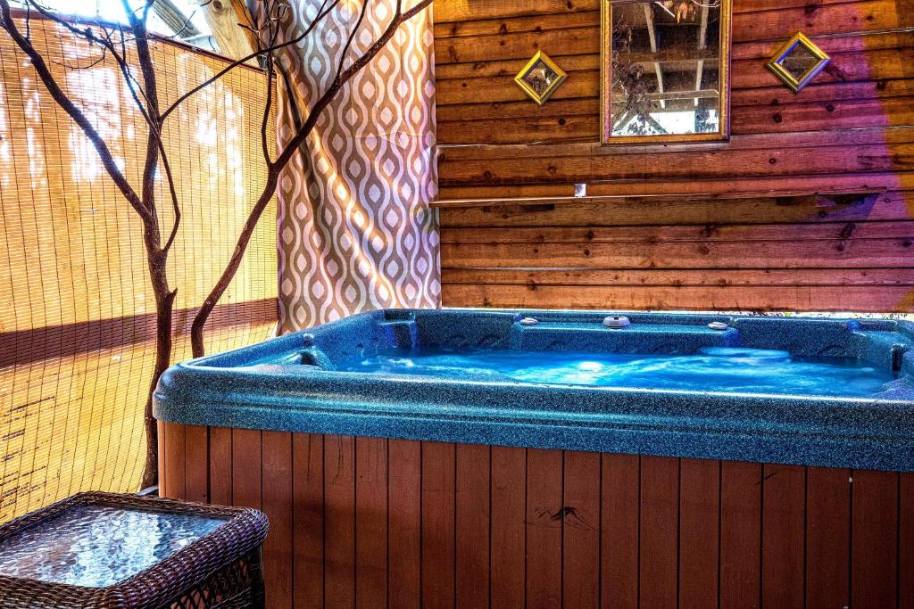 The TreeHouse - Rocking Chair Deck with Hot Tub below, Walking Distance to Downtown Helen, Sleeps 5 photo 1