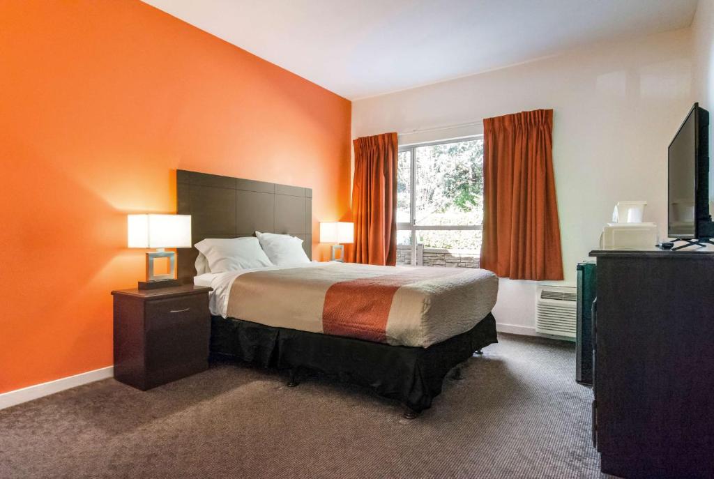Motel 6 Surrey, BC Room Type - Deluxe Queen Room - Non-Smoking