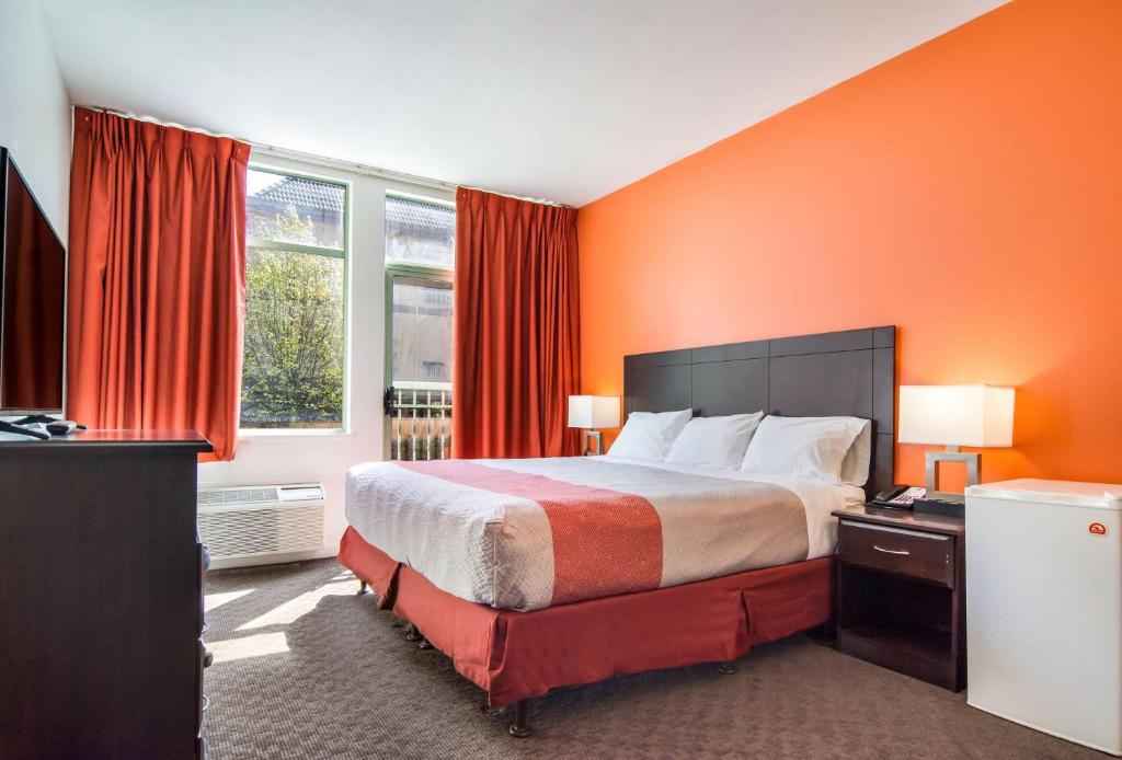 Motel 6 Surrey, BC Room Type - Deluxe King Room - Non-Smoking