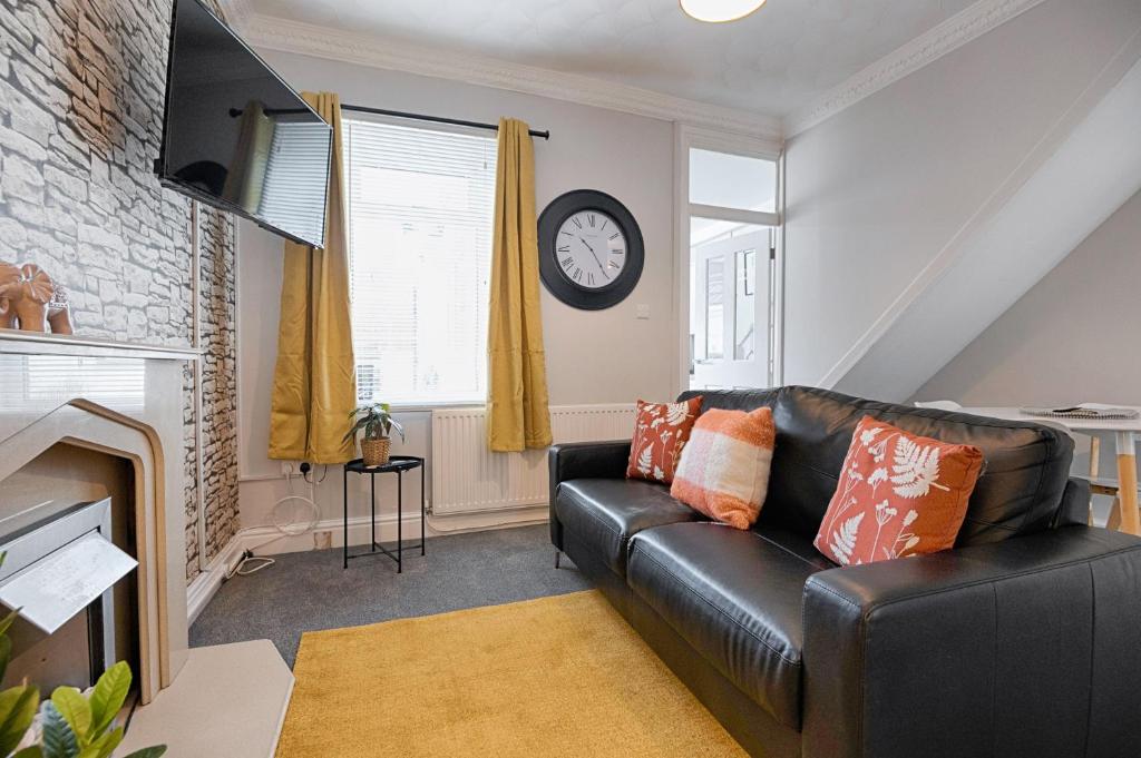 4 Bed - Parking - Kitchen - Ideal for Contractors - Tap to explore photos