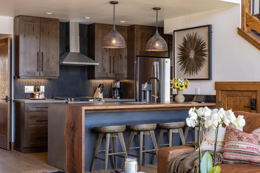 Chic Lakefront Cabin - Unbeatable Views! Jacuzzi, Two Patios, Indoor Outdoor Fireplace image