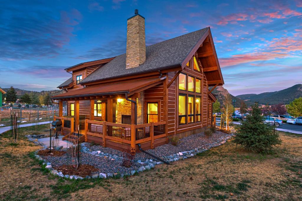 Bear's Getaway Jacuzzi, Indoor Outdoor Fireplace, Fantastic Location image