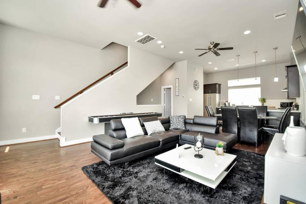 AMAZING ROOFTOP! DOWNTOWN SKYLINE VIEWS!!! SLEEPS 15 image