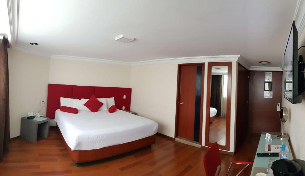 Best Western Plus Gran Marques Room Type - King Room - Non-Smoking