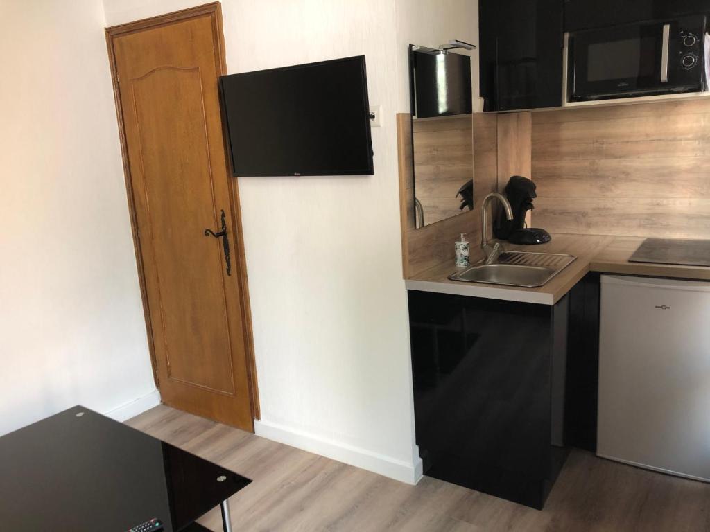 Beau studio meublé refait a neuf avec vue superbe photo 4
