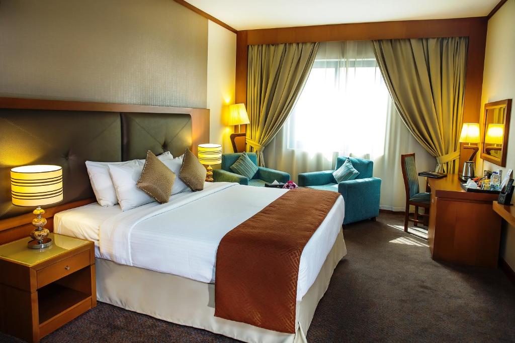 {
  "en-gb": "Landmark Summit Hotel"
} photo 3