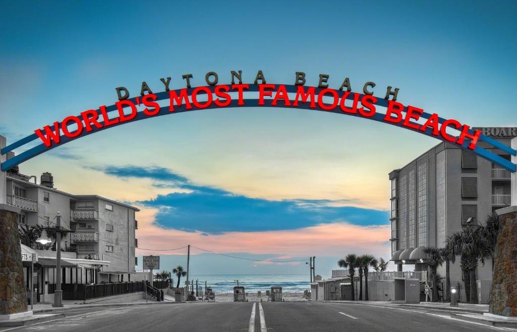 Turquoise Beach Retreat~King Bed~Daytona Beach image