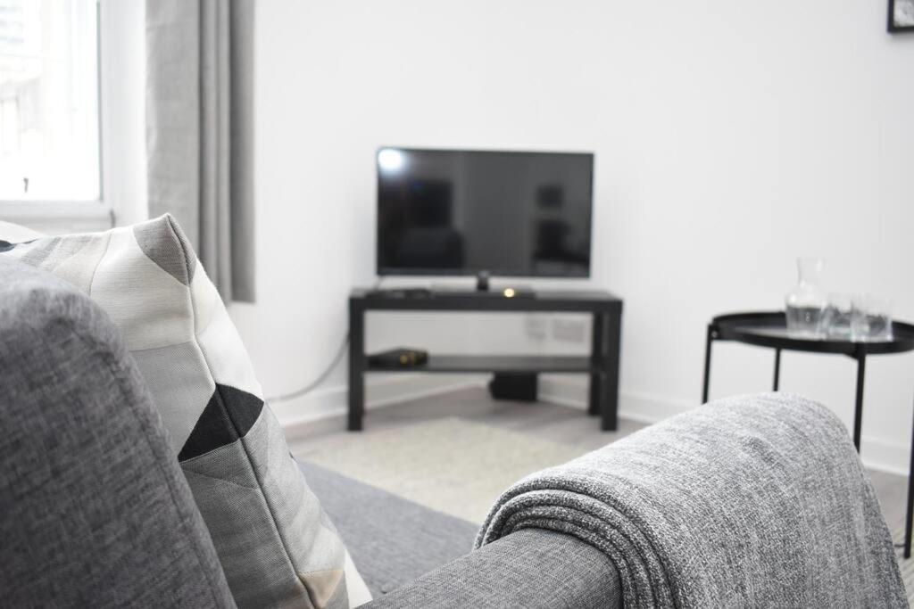 Modern & bright 1 bed for 4 close to city centre! - Tap to explore photos