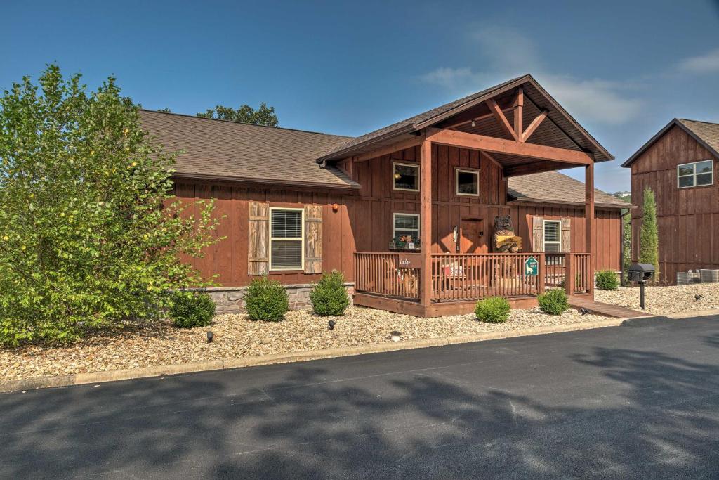 Branson West Cabin with Pool Access, Golfing On-Site