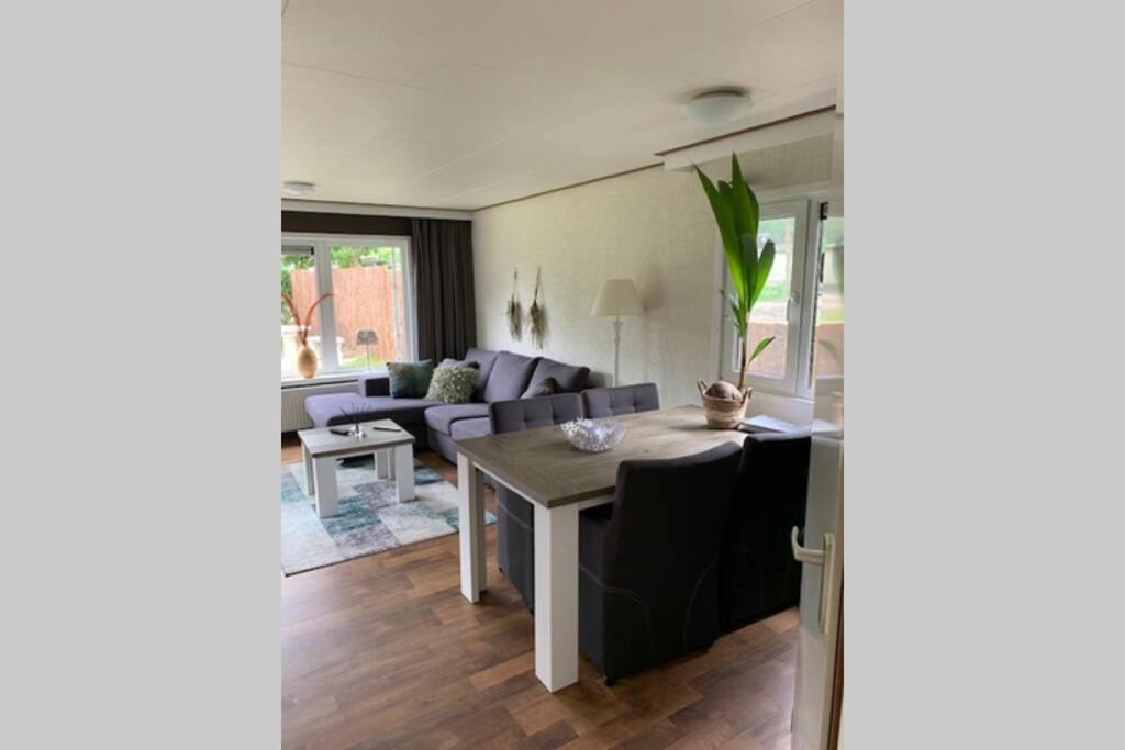 Ruim chalet op de Veluwe in Beekbergen op recreatiepark Topparken met vrije tuin en eigen parkeerplaats photo 2
