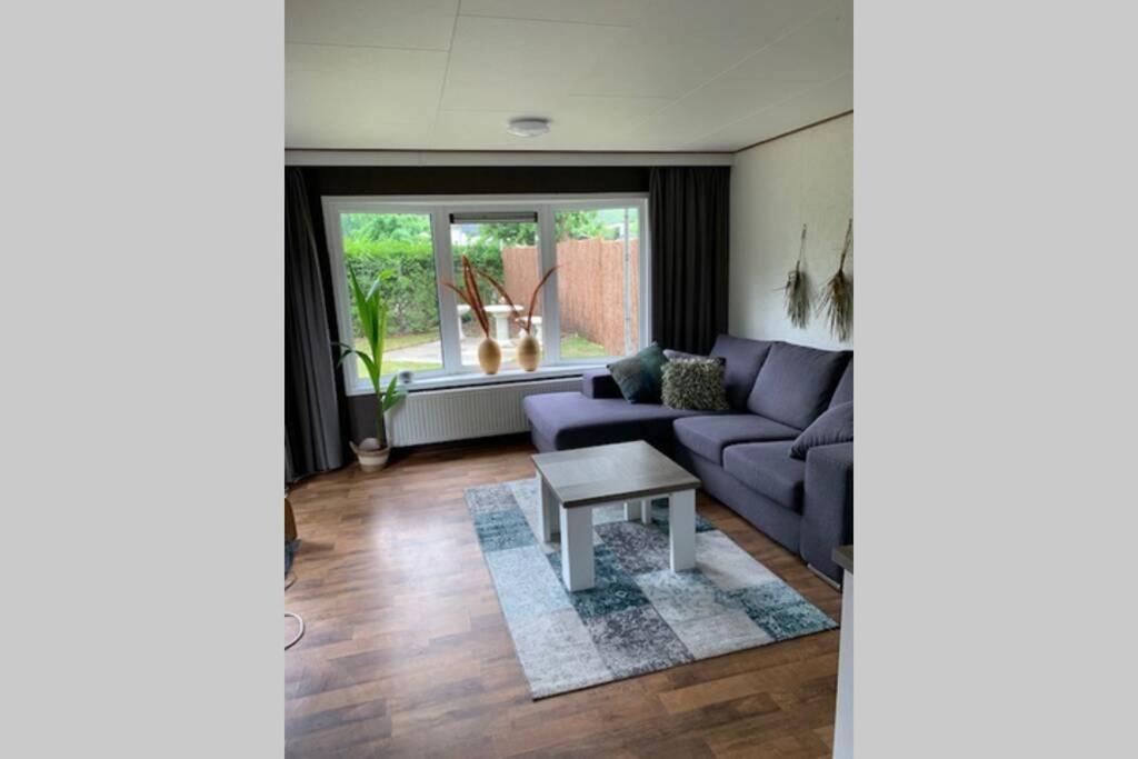 Ruim chalet op de Veluwe in Beekbergen op recreatiepark Topparken met vrije tuin en eigen parkeerplaats photo 1