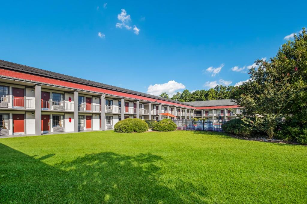 Red Roof Inn Savannah - Richmond Hill I-95 photo 3