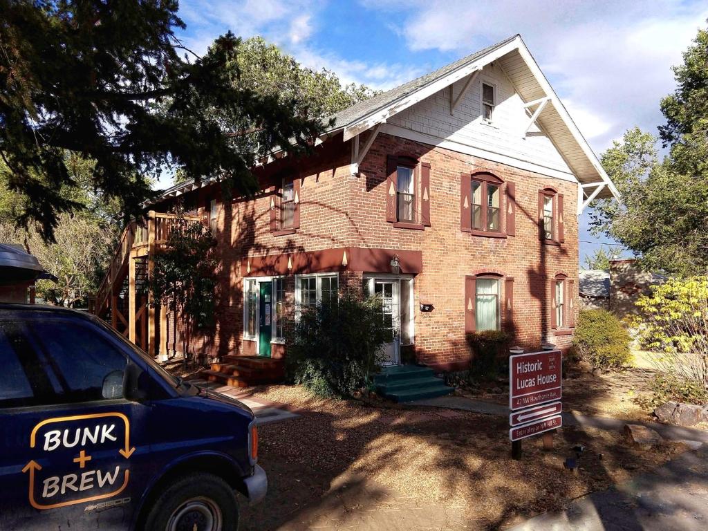 Bunk+Brew Historic Lucas House - Hostel image