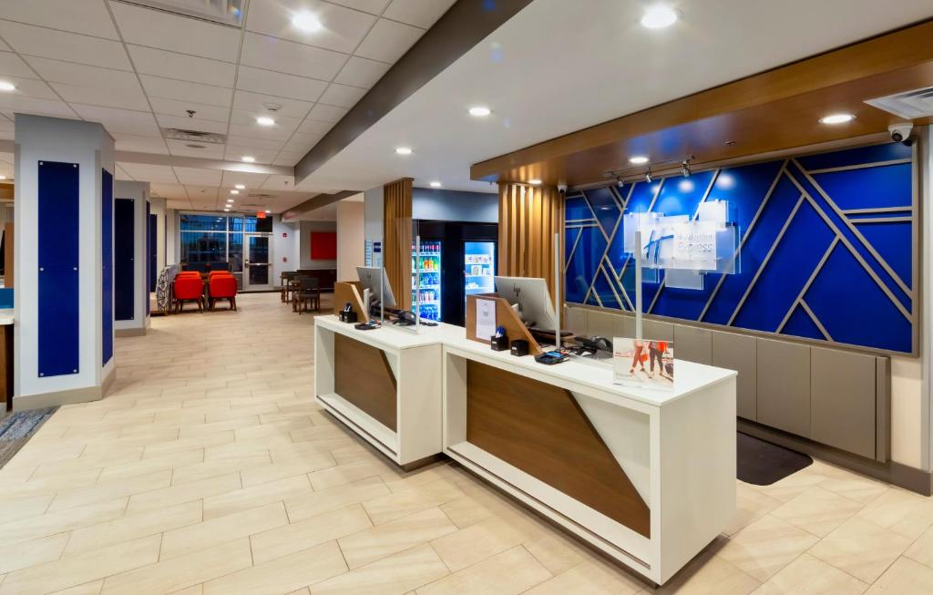 Holiday Inn Express & Suites - Harrisonburg University Area , an IHG Hotel photo 1