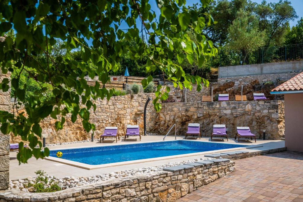 LUXURY VILLA ON SPACIOUS PRIVATE PROPERTY photo 2