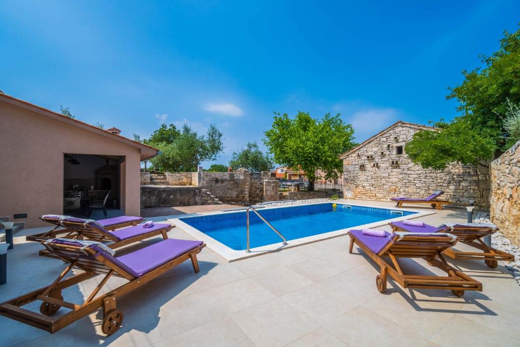 LUXURY VILLA ON SPACIOUS PRIVATE PROPERTY photo 1