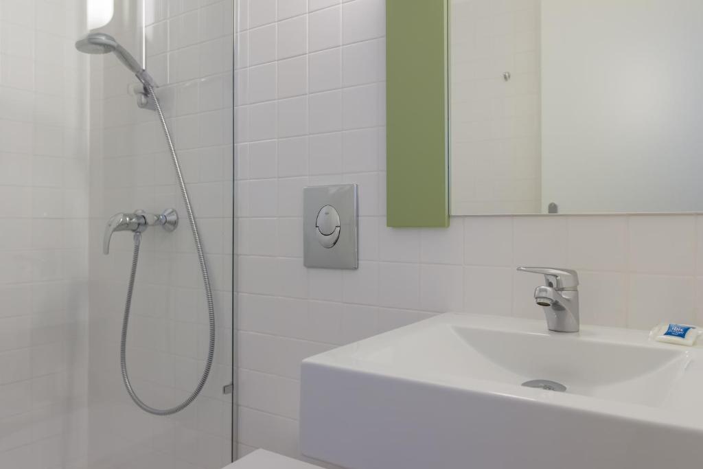 ibis budget Braga Centro - Tap to explore photos