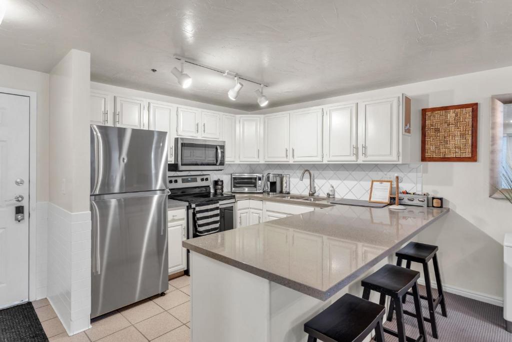 2BD 2BA Condo with Hot Tub and Pool image