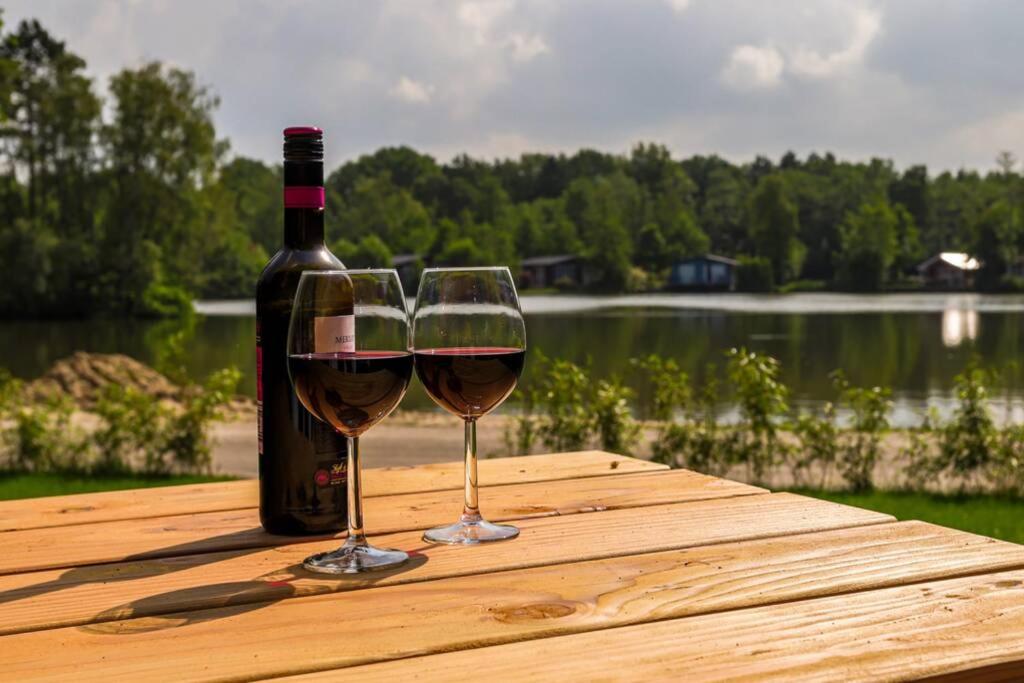 Luxe chalet in Oosterwolde in FRIESLAND, op rustig park met uitzicht op meer en strandje photo 2