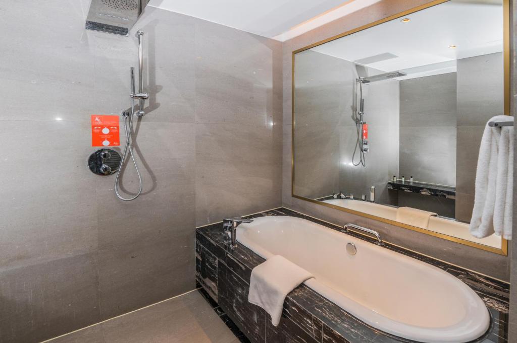 Hotel Indigo Shanghai Jing'An, an IHG Hotel Room Type - Premium King Room