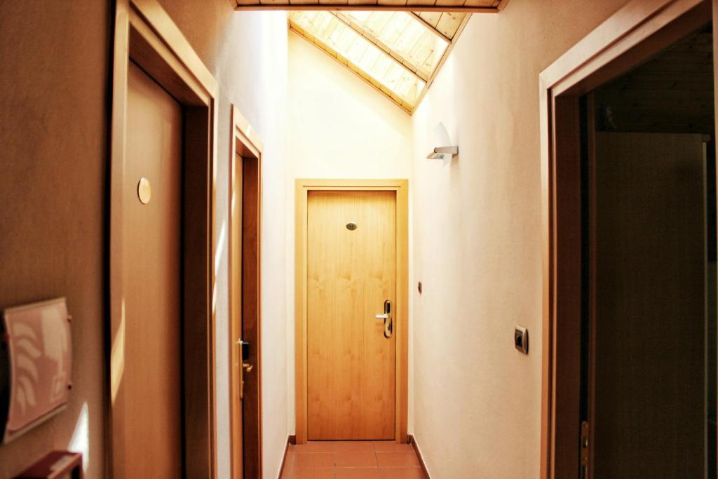 Albergo Hofer - Tap to explore photos