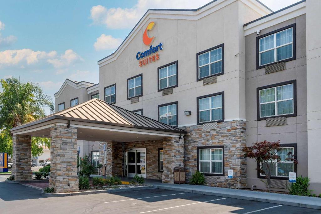 Comfort Suites Downtown Sacramento image