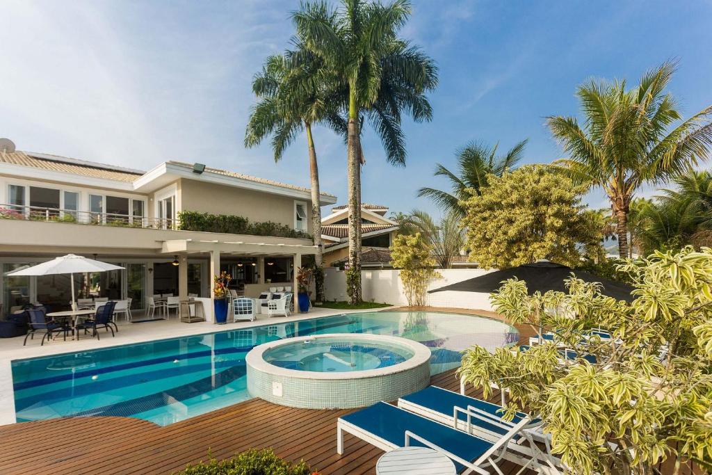 Mansão com piscina e área gourmet em Caraguatatuba