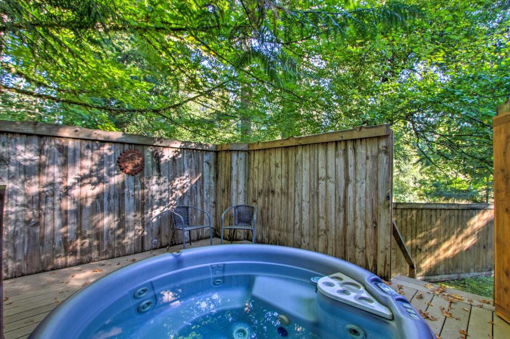 Elk Hideaway Ashford Cottage with Hot Tub! photo 1