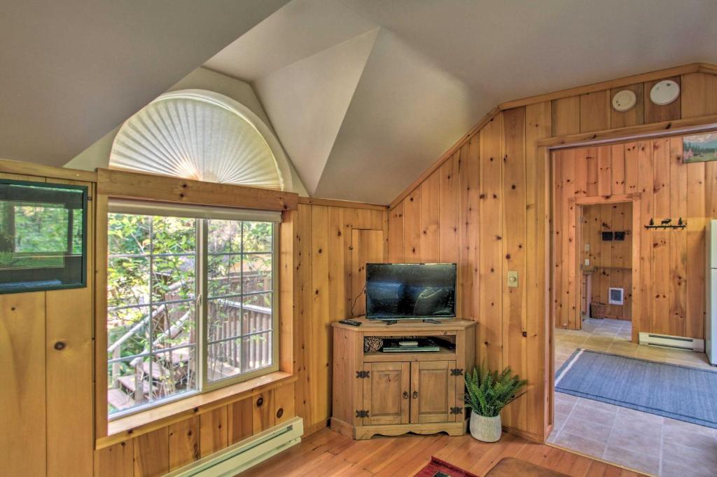 Elk Hideaway Ashford Cottage with Hot Tub! photo 3