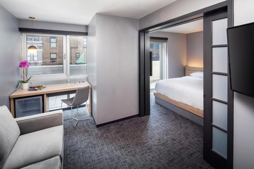 Сьюит (Люкс с кроватью размера «king-size» и балконом), Henn na Hotel New York